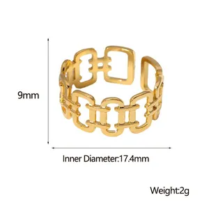 Detailansicht eines vergoldeten geometrischen Edelstahlrings mit 9 mm Breite und Öffnung.