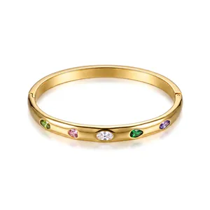 Dettaglio del bracciale in acciaio inossidabile dorato con intarsio di zirconi colorati