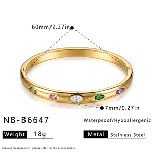 Vista dettagliata del bracciale in acciaio inossidabile con zirconi colorati a cuore