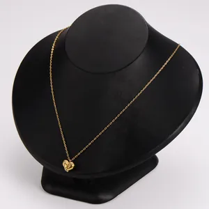 Elegante, 18 Karat vergoldete Herzkette auf einer schwarzen Schmuckbüste präsentiert