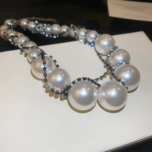 Gros plan détaillé du collier de perles rétro avec strass pour les tenues de banquet élégantes