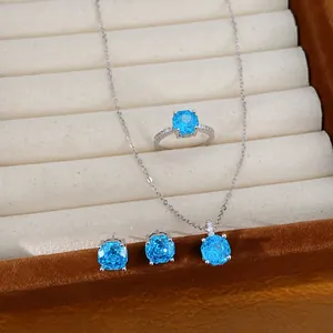 Luxe sieradenset met lichtblauwe zirkoon ketting ring en oorbellen in displaydoos
