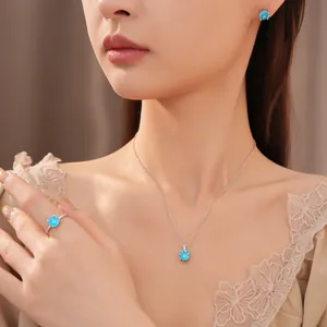 Lifestyle-foto van een lichtblauwe zirkoon sieradenset met ketting, ring en oorbellen