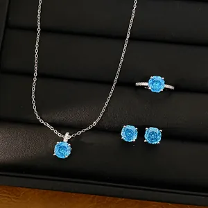 Elegante zilveren sieradenset met blauw geslepen zirkonia stenen en bijpassende ketting