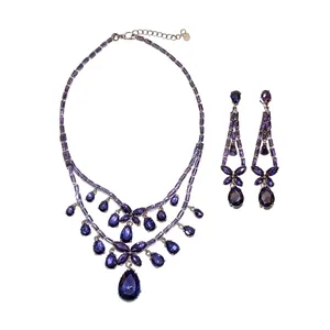 Elegantes Schmuckset mit lila Zirkon-Blumen- und Tropfenanhänger-Halskette und Ohrringen