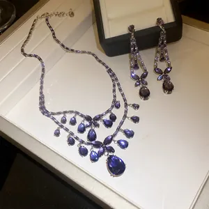 Elegantes Set aus Halskette und Ohrringen mit lila Zirkonia in Tropfen- und Blumenform