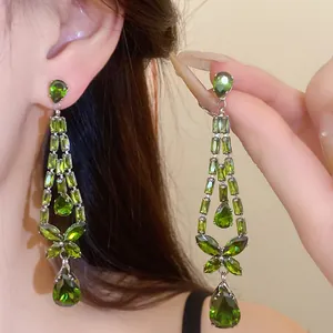 Detailansicht eleganter grüner Zirkon-Ohrhänger mit Schmetterlingsmotiv und Tropfen