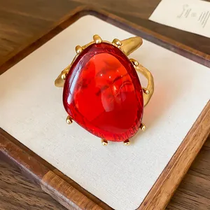 Nahaufnahme eines großen roten dreieckigen Harzsteins in einem Vintage-Goldring
