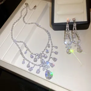 Exquisites Halsketten- und Ohrring-Set mit Zirkonia-Blumen und Wassertropfen