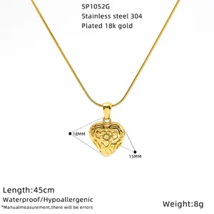 Detailopname van een 18 karaat vergulde hart hanger met fijne reliëfpatronen