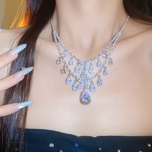 Detailansicht einer eleganten Halskette mit Zirkonia-Blumen und Tropfenanhängern