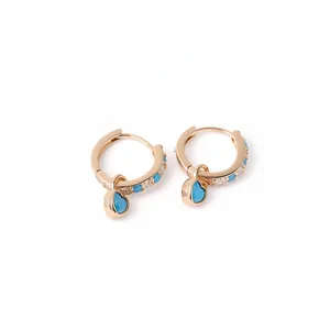Boucles d'Oreilles Clous Fleur en Nacre Zirconia avec Tige en Argent Plaqué Or 18K Bijoux Élégants pour Femmes