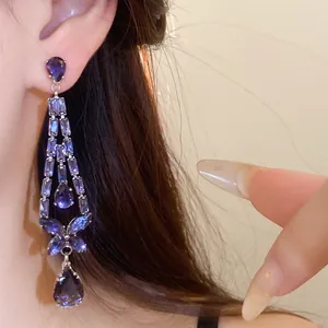 Nahaufnahme von lila Zirkon-Ohrringen mit elegantem Tropfen- und Blumen-Anhänger