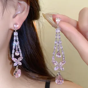 Elegante lange rosa Zirkon-Ohrringe mit detailreichen Schmetterlings- und Tropfenanhängern