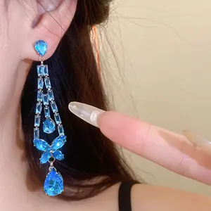 Detailansicht exquisiter blauer Zirkon Schmetterling Tropfen Ohrringe für Damen Mode