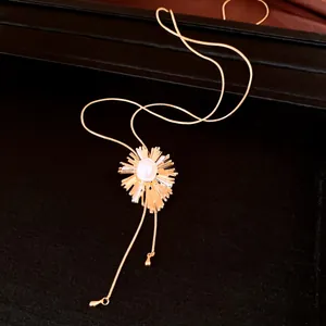 Detailopname van 18k vergulde verstelbare ketting met een parelmoer zonnehanger