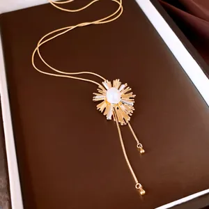 Detail van een 18k vergulde ketting met parel en verstelbare schuifketting voor dames.