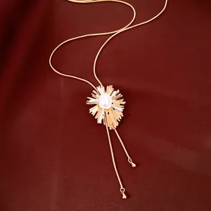 Close-up van elegante 18k goud vergulde zonnestraal ketting met parel op zijde