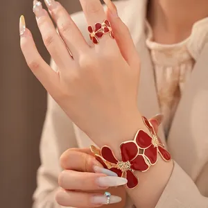 Elegantes Set aus rotem Emaille-Blumenring und passendem Armband-Schmuck für Damen