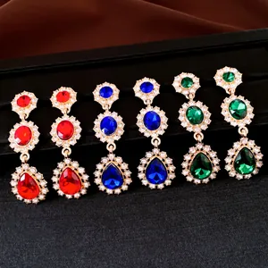 Luxe detailweergave van vintage kristallen hangoorbellen in rood, blauw en groen