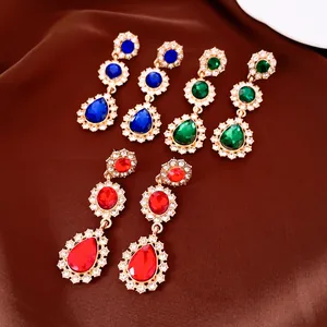Detail van vintage druppeloorbellen met fonkelende strass-steentjes in drie mooie kleuren