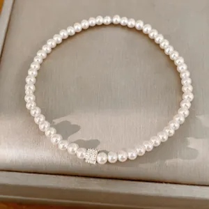 Macro detail van elegante parelarmband met sprankelende zirkonia cilinderkraal