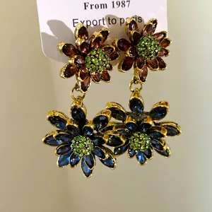 Vintage paleisstijl bloem hanger oorbellen met groene en blauwe kristallen details