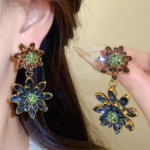 Detailansicht der Vintage-Ohrringe mit doppellagigen Blumen und bunten Kristallen