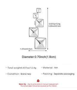 Detailed technical specifications and dimensions showing the silver pyramid rivet bracelet