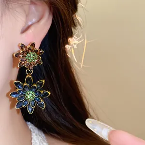 Detaillierte Makroansicht von Vintage-Doppelblumen-Ohrringen mit mehrfarbigen Kristallen