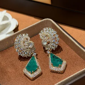 Vue détaillée des boucles d'oreilles plaquées or 18 carats avec zircons et pierres en goutte.