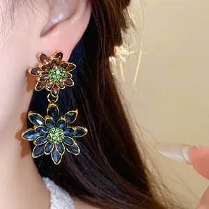 Nahaufnahme von Vintage-Ohrringen mit doppellagigen Blumen und bunten Strasssteinen