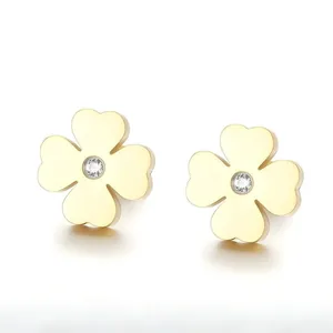 Boucles d'oreilles clous trèfle à quatre feuilles en or poli avec centre en CZ brillant