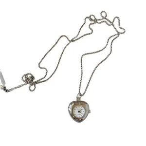 Elegante Vintage Halskette mit herzförmigem Uhrenanhänger und feiner Silberkette für Damen