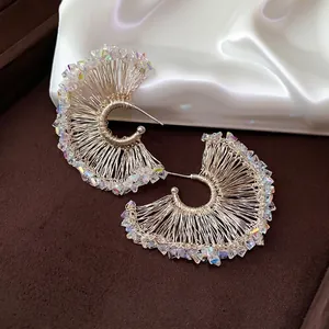Elegante fächerförmige Silbernadel-Ohrringe mit irisierenden Glasperlen auf Seide