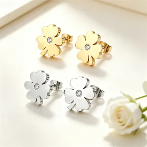 Gros plan de boucles d'oreilles clous trèfle à quatre feuilles en acier titane et cristal