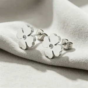 Gros plan de boucles d'oreilles trèfle à quatre feuilles en acier titane et cristal