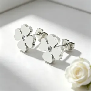 Boucles d'oreilles clous trèfle en acier titane avec pierres scintillantes, fini argent.