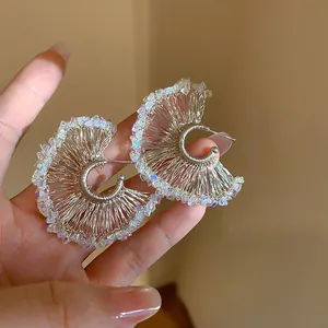 Detailweergave van elegante Franse stijl zilveren oorbellen met mooie glaskralen