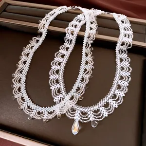 Detailopname van een prachtige witte glasparelketting met elegante druppelhanger