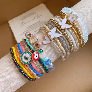 Detailansicht bunter böhmischer Perlenarmbänder mit Böser Blick und Schmetterlingen.