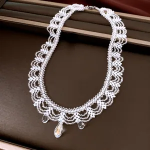 Gedetailleerd overzicht van witte kralenkant ketting met elegante heldere kristallen hangers