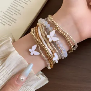 Detailansicht eines böhmischen Armband-Sets mit Perlen und Schmetterlingsanhängern