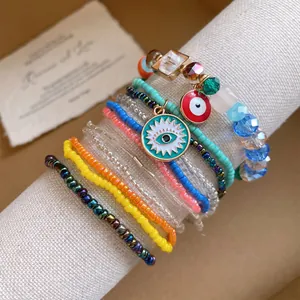 Detailansicht eines bunten Boho-Perlenarmband-Sets mit Evil Eye Anhängern.