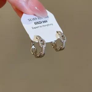 Boucles d'oreilles créoles torsadées en C argentées avec oxydes de zirconium