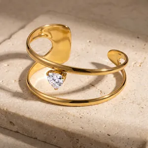 Macro-weergave van een elegante 18k goud vergulde roestvrijstalen hart zirkoon armband