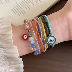 Detailansicht des böhmischen elastischen Perlenarmband-Sets mit Evil-Eye-Anhängern.