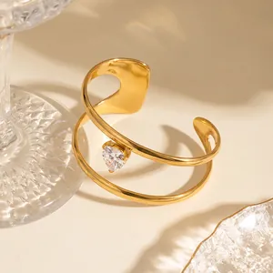Gedetailleerde close-up van een goudkleurige stalen armband met een hart-zirkonia