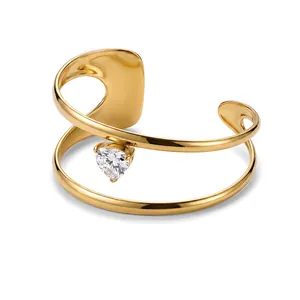 Detailweergave van een geometrische 18k vergulde armband met een hartvormige zirkoonsteen.