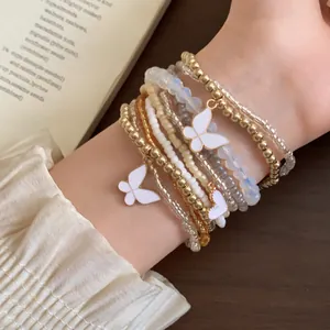 Detaillierte Ansicht des mehrlagigen Perlenarmband-Sets im Boho-Stil mit weißen Schmetterlingen